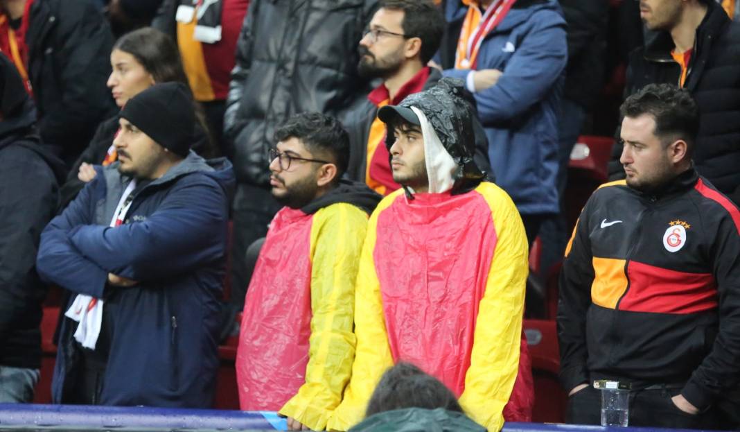 Galatasaray'ın muhteşem geri dönüşünden çok özel resimler: Tribünler şov yaptı 47